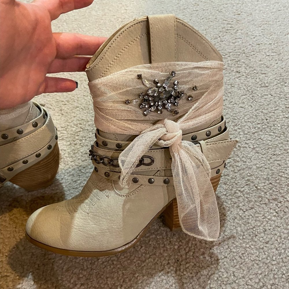 Ankle boot/cowboy boot with decorative flair